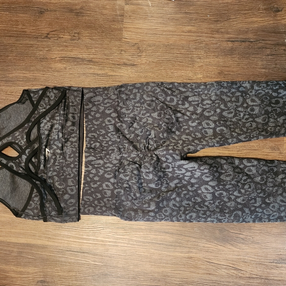 Gymshark Black Leopard Print Leggings and Top Set - Picture 2 of 3